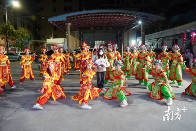 二四六好彩資料高手聚集地,將啟程歐洲的英歌隊(duì)行李箱裝滿年味可靠策略分析_進(jìn)階款34.81.97